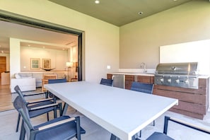 HKL-12A Modern outdoor kitchen and dining area with seamless indoor access.