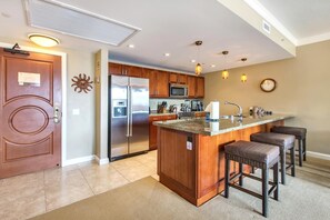 HKH-229 Modern kitchen with sleek finishes, ideal for gourmet meals.