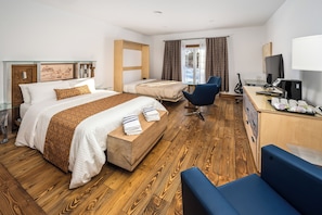 Bedroom with 2 Queen bed