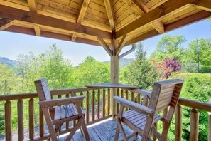 Scenic Balcony: Sip coffee while soaking in stunning mountain views and fresh air!