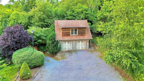 Cozy cabin in the woods! Perfect for a relaxing getaway surrounded by nature's beauty.