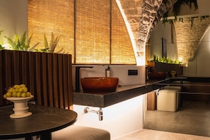 Fresh touches beside your vanity mirror offer a moment of simple pleasures. (1)