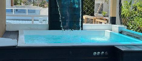 Private Jacuzzi for 4-6 people