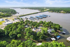 Walking distance to Drunken Rooster and Honey Creek Marina. (Boat Rentals)