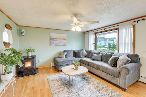 Harrington Vacation Rental | 3BR | 1BA | 940 Sq Ft | 3 Steps Required