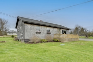 Home Exterior | Deck | 21 Mi to Roque Bluffs State Park