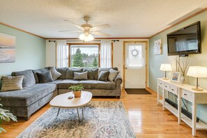 Living Room | Smart TV | Free WiFi | Central Heating & Air Conditioning