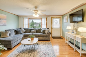 Living Room | Smart TV | Free WiFi | Central Heating & Air Conditioning