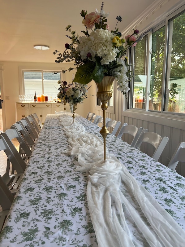 This gathering table can seat up to 20 guests. ( call 2526650590)