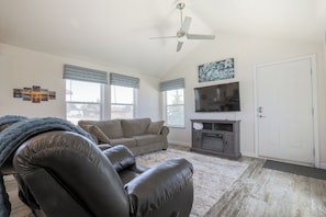 Living Room - pull out couch, sleeps 2