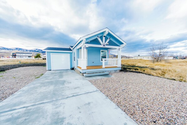 Buttercup Cottage in Bear Lake, UT - right next to Heritage Park for fireworks on 4th of July, Pioneer Day, Raspberry Days!