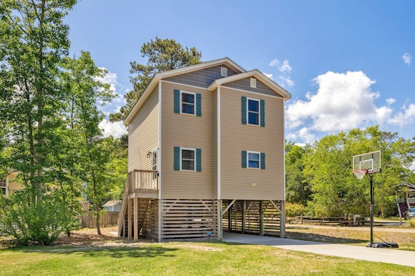 Welcome to Harbour Haven, a charming family-friendly retreat nestled in the quiet Colington Harbour community on the Outer Banks.