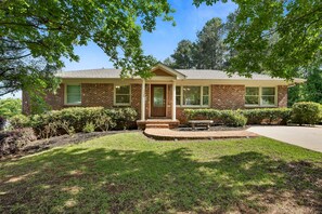 Front entry of Ripple Retreat with one step entry!