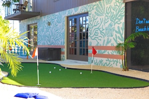 mini-golf and outdoor games (connect four, corn-hole)~ hammock