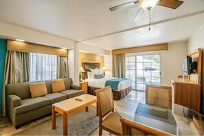Experience ultimate convenience and comfort in a stylish studio equipped with all the essentials, ideal for a romantic escape or solo adventure near El Paseo and Living Desert Zoo.