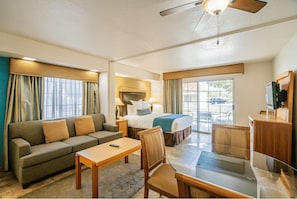 Experience ultimate convenience and comfort in a stylish studio equipped with all the essentials, ideal for a romantic escape or solo adventure near El Paseo and Living Desert Zoo.