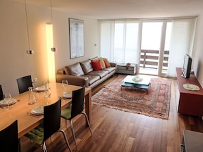 Möbel, Flooring, Fussboden, Interior Design, Couch, Holz, Wohnzimmer, Holzboden, Zimmer, Decke