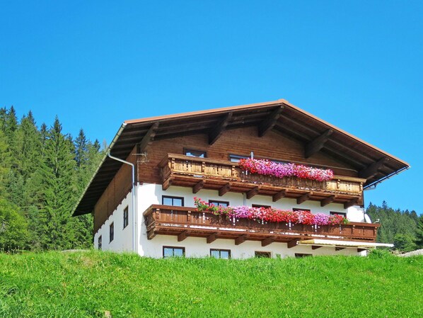 Himmel, Pflanze, Gebäude, Fenster, Haus, Baum, Natürliche Landschaft, Holz, Steigung, Ländliches Gebiet