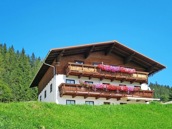 Himmel, Pflanze, Gebäude, Fenster, Haus, Baum, Natürliche Landschaft, Holz, Steigung, Ländliches Gebiet