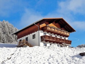 Himmel, Wolke, Gebäude, Schnee, Fenster, Haus, Baum, Steigung, Holz, Landschaft