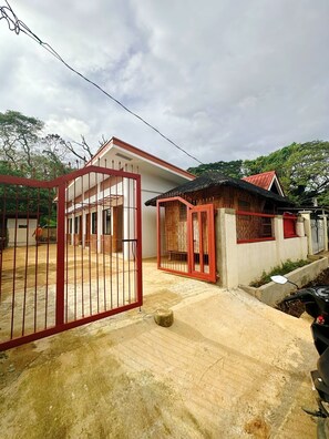 Vista frontal de la propiedad