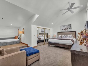 Bedroom 2: King bed and twin bed, upper floor, en-suite bathroom, closet, TV