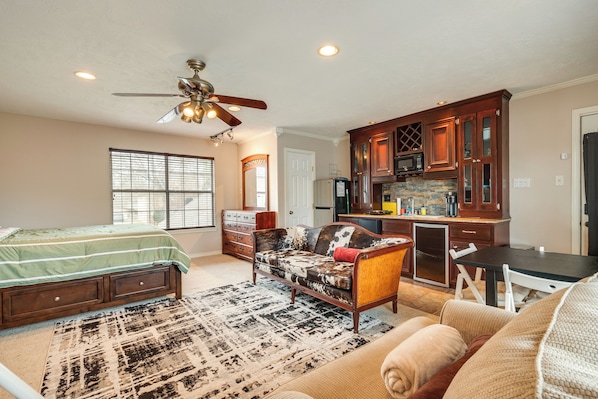 Tomball Vacation Rental | Studio | 1BA | Stairs Required | 600 Sq Ft