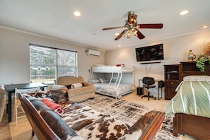 Studio | Free WiFi | Desk Workspace | Smart TV | Dining Table