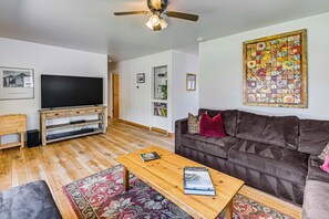 Living Area | Smart TV w/ Cable