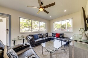 Living Room | 65” Smart TV | Free WiFi | Electric Fireplace