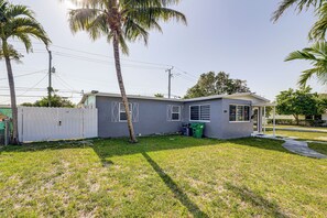 Home Exterior | Self Check-In | 7 Mi to Sunny Isles Beach