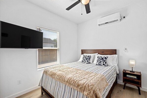 Bedroom with queen size bed! 