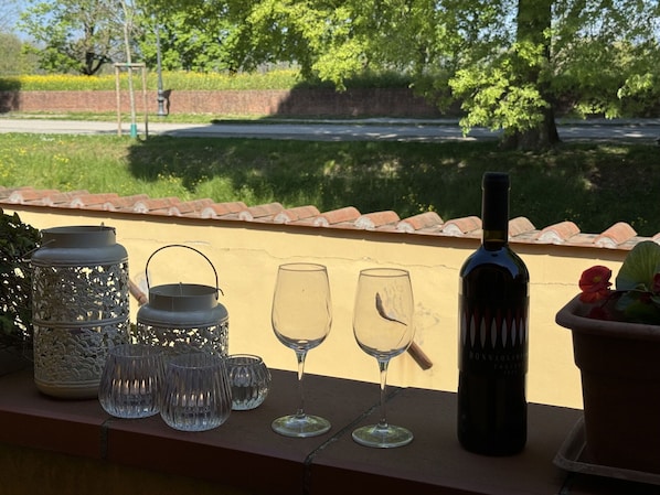 Drinkware, Flasche, Servierware, Glasflasche, Garten, Wein, Schatten, Kelche, Gartenmöbel