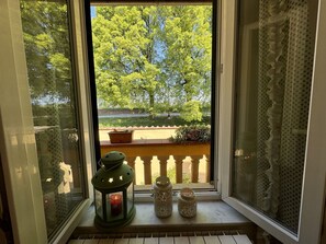 Holz, Glas, Blumentopf, Holzbeize, Zimmerpflanze, Schatten, Daylighting, Balkon, Eco Hotel, Fensterbehandlung
