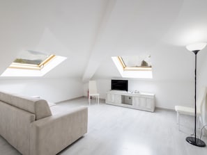 Möbel, Interior Design, Flooring, Fussboden, Wand, Decke, Holz, Couch, Zimmer, Wohnzimmer