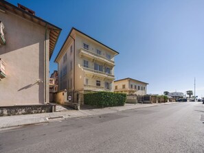 Building, Window, Residential Area, Neighbourhood, Asphalt, Apartment, Home, Human Settlement, Urban Design, Suburb