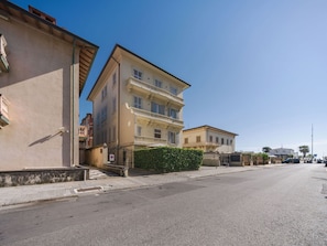 Building, Window, Residential Area, Neighbourhood, Asphalt, Apartment, Home, Human Settlement, Urban Design, Suburb