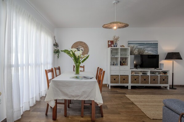Sala de jantar com acesso à cozinha