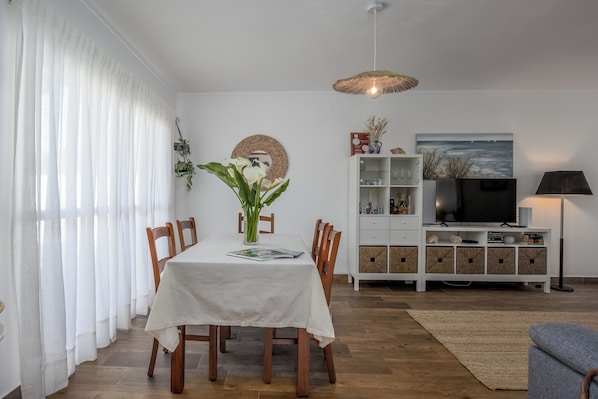 Sala de jantar com acesso à cozinha