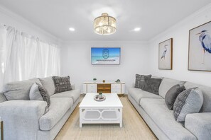 Cozy, sunlit living room with comfy sofas, smart TV, and chic decor.
- 8 min to Siesta Key Beach
- 1 min to Siesta Village & restaurants
- 25 min from SRQ Airport