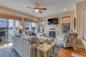Lakefront Paradise-Main Living Area-