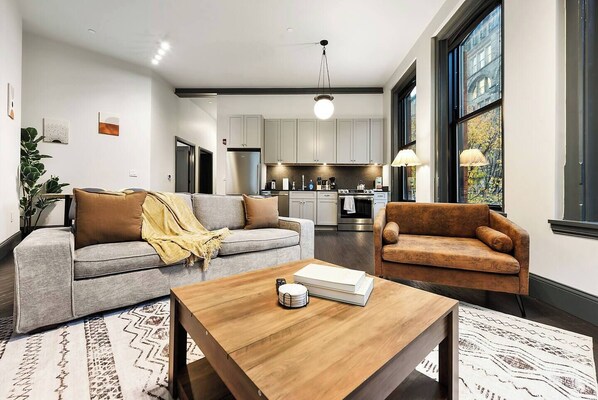Spacious living room & kitchen
