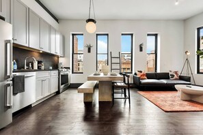 Spacious living room & kitchen