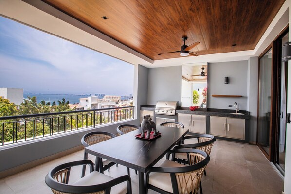 Stylish 2-bedroom condo with panoramic view