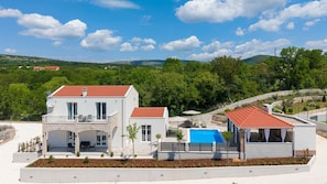 Charming Villa for 6+2 Guests with Pool, Sports Area & Outdoor Dining