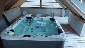 Indoor spa tub