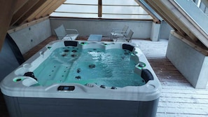 Indoor spa tub