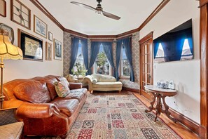 Home Decor, Furniture, Indoors, Living Room, Couch
