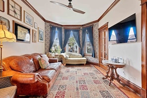 Home Decor, Furniture, Indoors, Living Room, Couch
