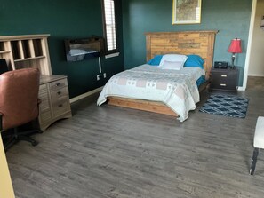 Queen bed on main entry floor
